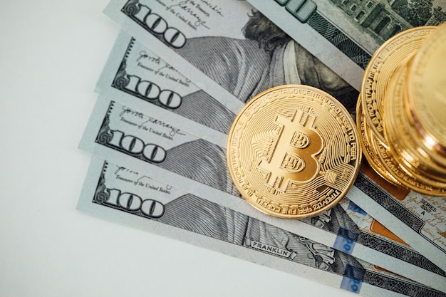 Close up van bitcoin crypto valuta munten en Amerikaanse dollar bankbiljetten. Amerikaanse dollars. Geld achtergrond. Crypto valuta gouden bitcoin munt bitcoin