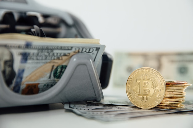 Close up van bitcoin crypto valuta munten en Amerikaanse dollar bankbiljetten. Amerikaanse dollars. Geld achtergrond. Crypto valuta gouden bitcoin munt bitcoin