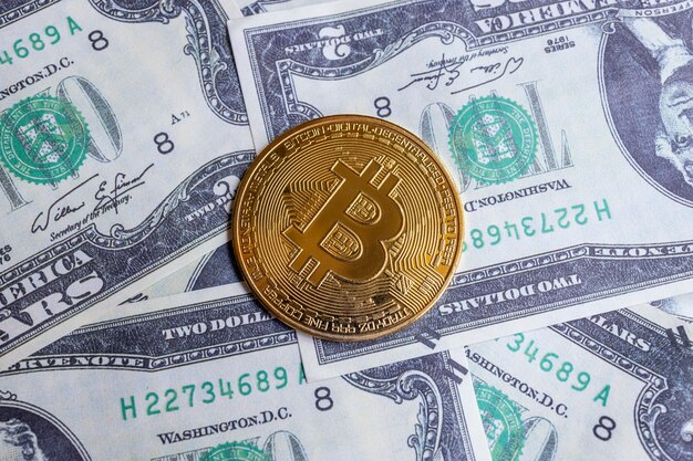 Close-up van bitcoin cryptocurrency munten op Amerikaanse dollarbiljetten elektronisch geld concept