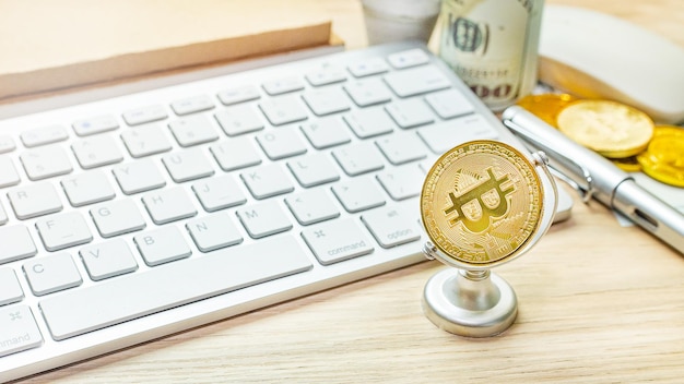 Foto close-up van bitcoin en toetsenbord op tafel