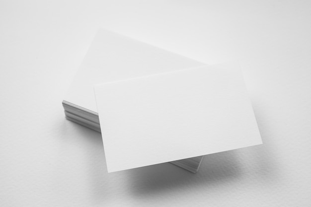 Close-up van blanke papieren op een witte achtergrond