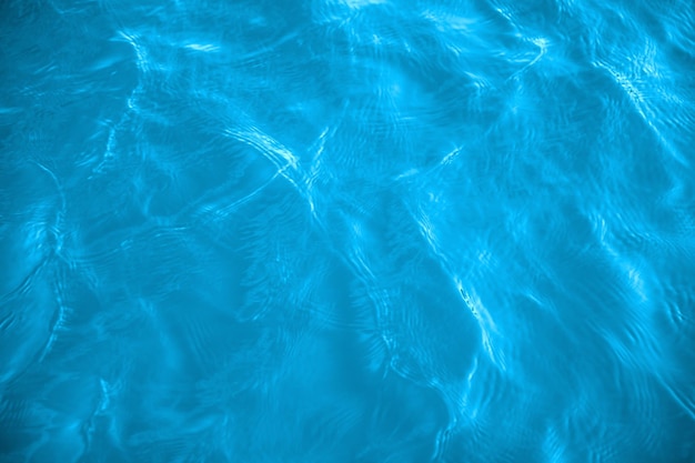 Close-up van blauw water in de zee