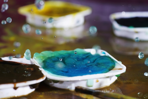 Foto close-up van blauw water in een kom