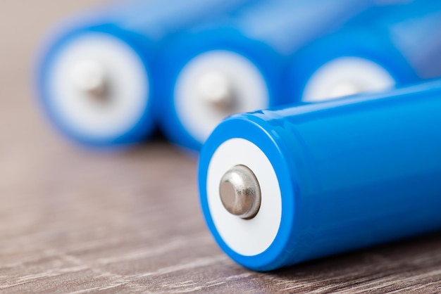 Foto close-up van blauwe 18650 batterijen op de tafel oplaadbare liionbatterijen klaar voor gebruik