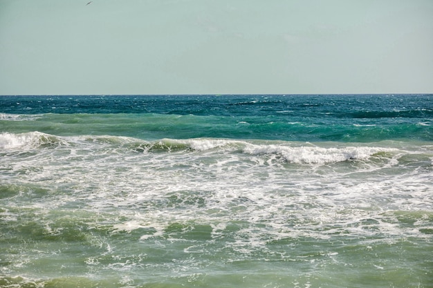 Close up van blauwe oceaangolven