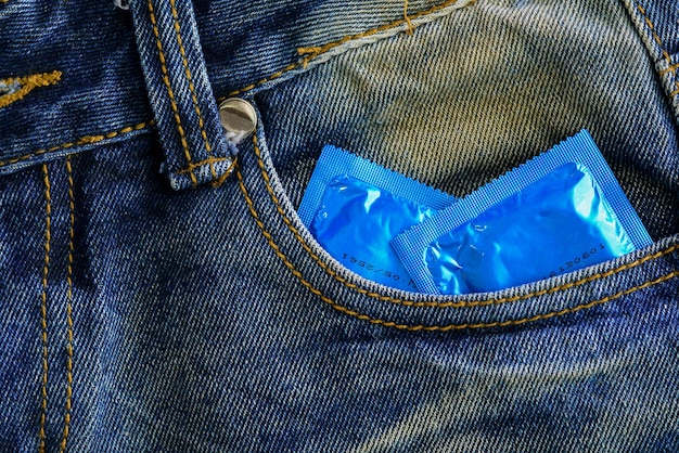 Close-up van blauwe pakketten in de zak van een spijkerbroek