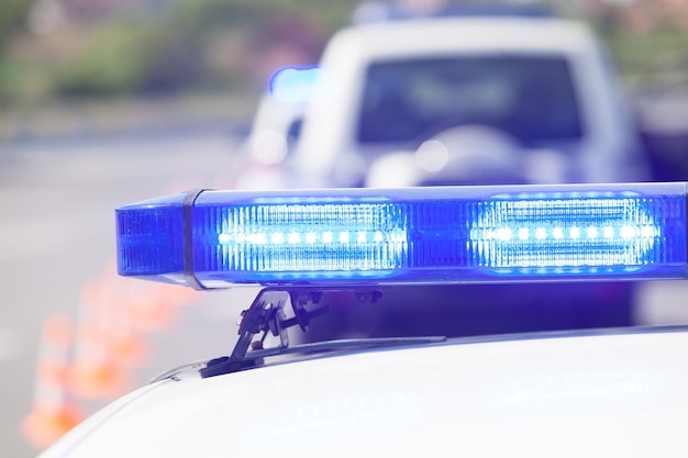 Close-up van blauwe sirene op politieauto in de stad