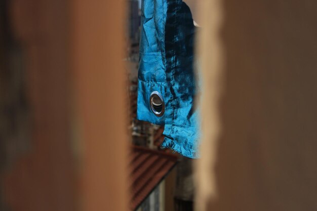 Foto close-up van blauwe stof gezien door de muur