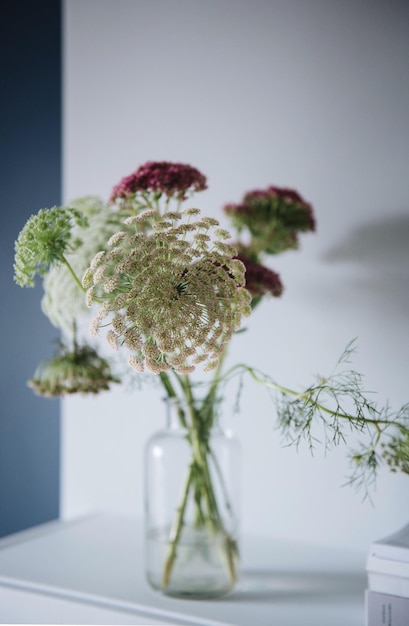 Close-up van bloemen in een vaas op tafel