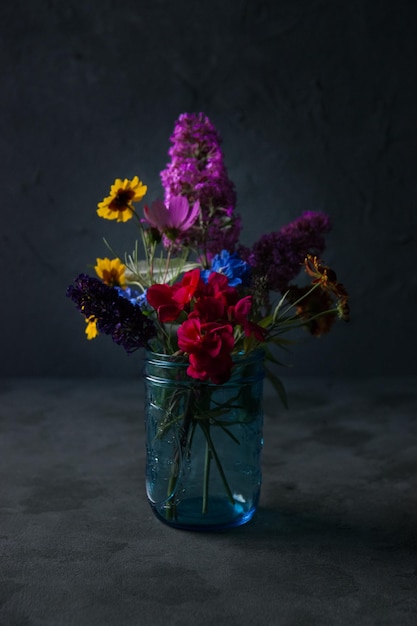 Close-up van bloemen in een vaas op tafel