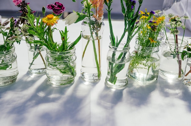 Close-up van bloemen in glas op tafel