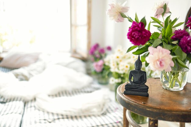 Foto close-up van bloemen op tafel thuis