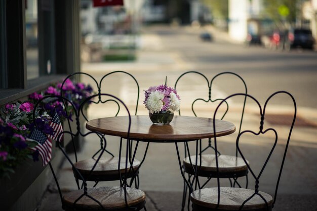 Foto close-up van bloemen op tafel