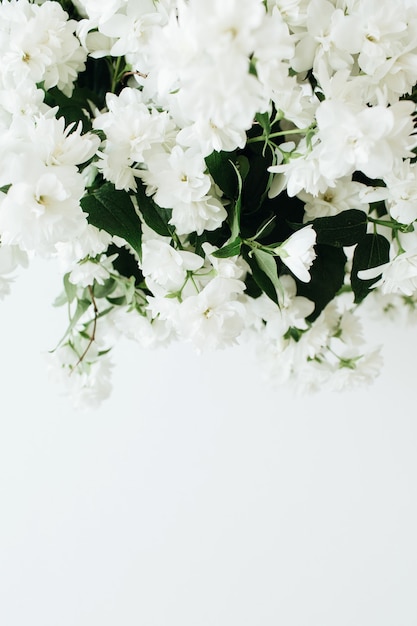 Close-up van bloemenboeket op witte oppervlakte