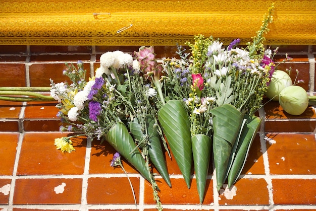 Foto close-up van bloemenboeketten op een steunmuur