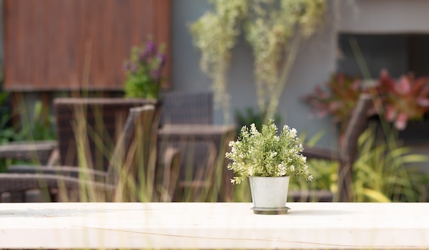 Foto close - up van bloempot gezet op openluchtlijst