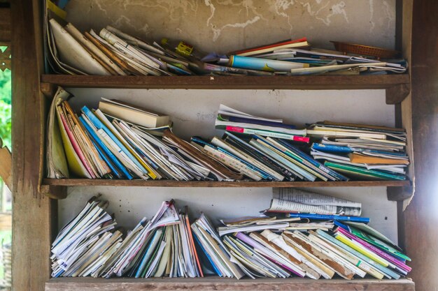 Foto close-up van boeken in de plank