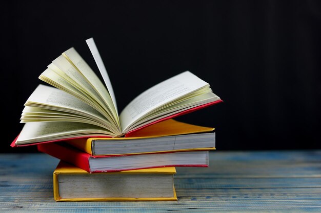 Close-up van boeken op tafel tegen een zwarte achtergrond