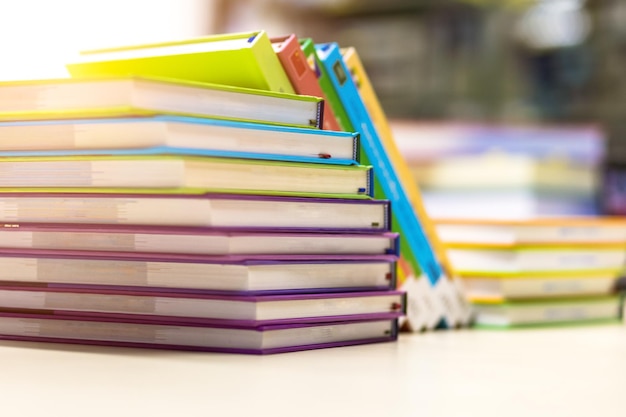 Close-up van boeken op tafel