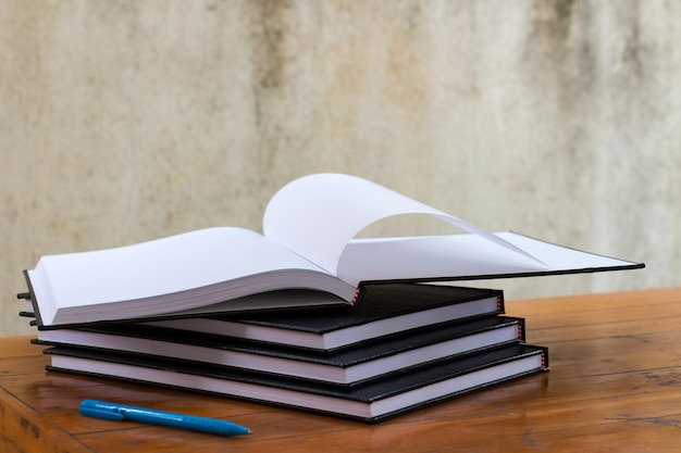 Close-up van boeken op tafel
