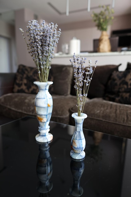 Close-up van boeketten van aromatische gedroogde lavendel of lavandin bloemen in prachtige vazen lavandula