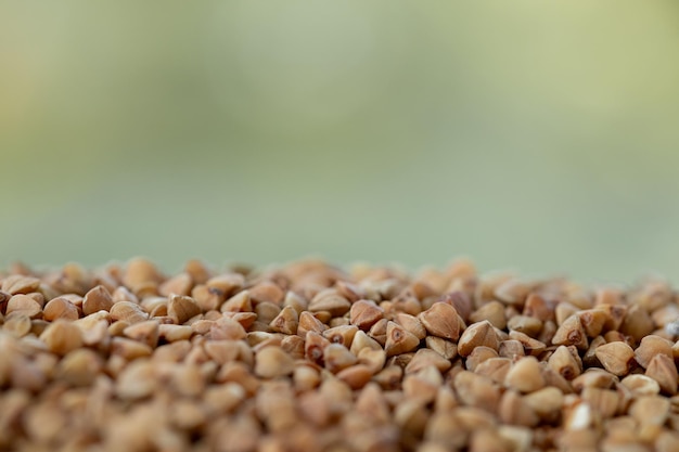 Close up van boekweit korrels geïsoleerd op groene zomer achtergrond