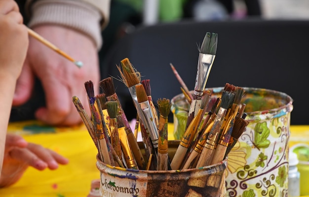Close-up van borstels op tafel