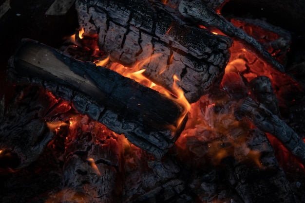 Foto close-up van brandend brandhout met kleine vlam