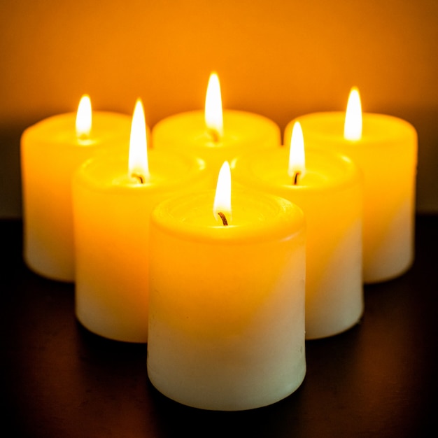 Close-up van brandende kaarsen in het donker
