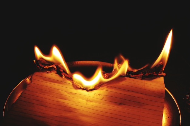 Foto close-up van brandende kaarsen