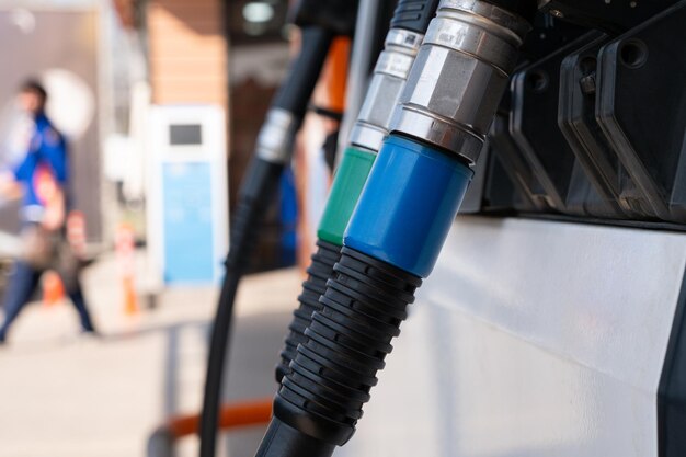 Foto close-up van brandstofpompslangen op een tankstation