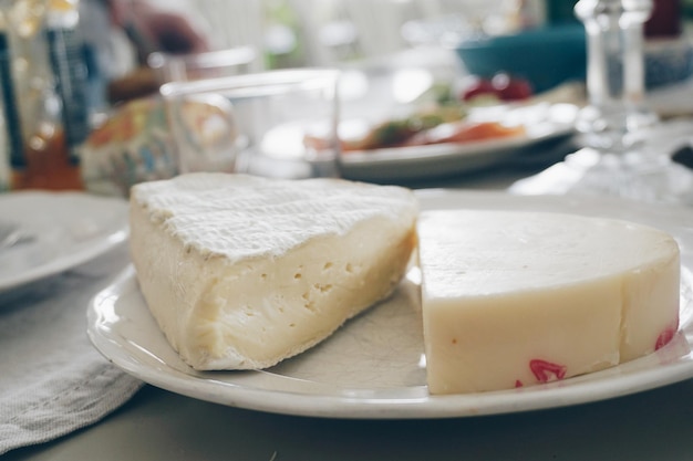 Close-up van brie kaas op bord