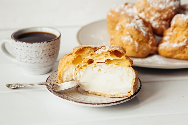 Close-up van brood en koffie op tafel