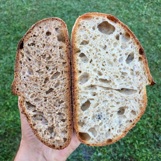 Foto close-up van brood in de hand