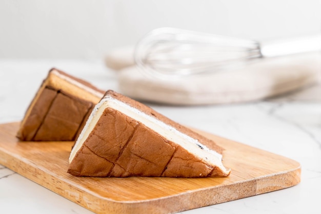 Close-up van brood in een pot op tafel