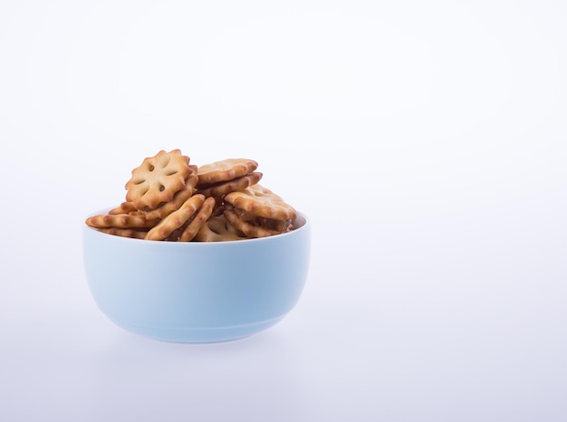 Close-up van brood in een schaal tegen een witte achtergrond