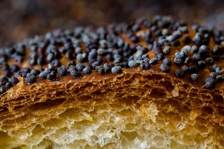 Foto close-up van brood met papaverzaden