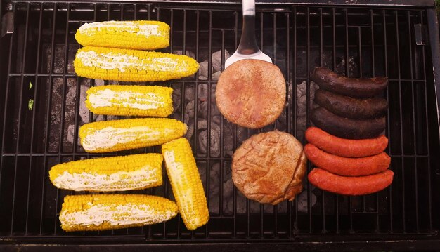 Close-up van brood op de barbecue grill