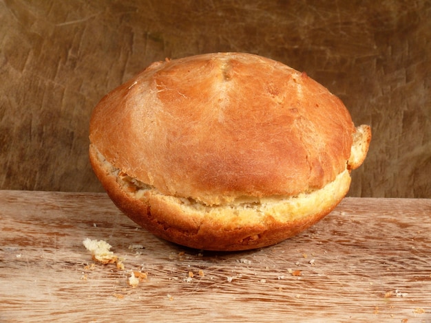 Close-up van brood op de snijplank