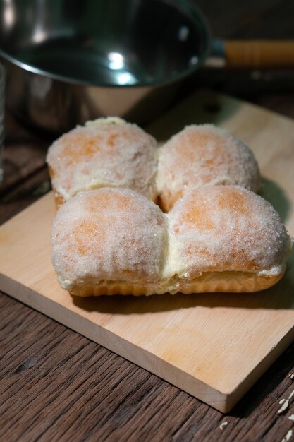 Foto close-up van brood op de snijplank