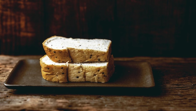 Foto close-up van brood op de snijplank