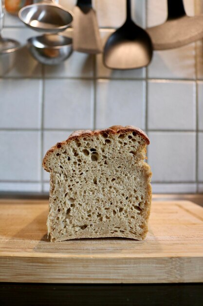 Foto close-up van brood op de snijplank