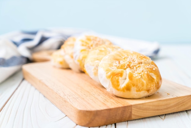 Close-up van brood op de snijplank