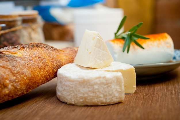 Foto close-up van brood op een bord op tafel