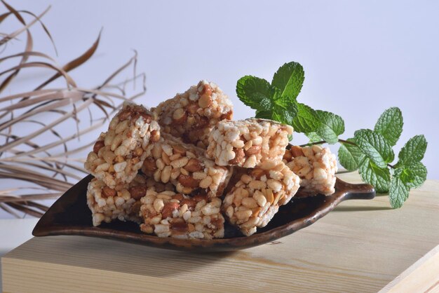 Foto close-up van brood op een bord op tafel