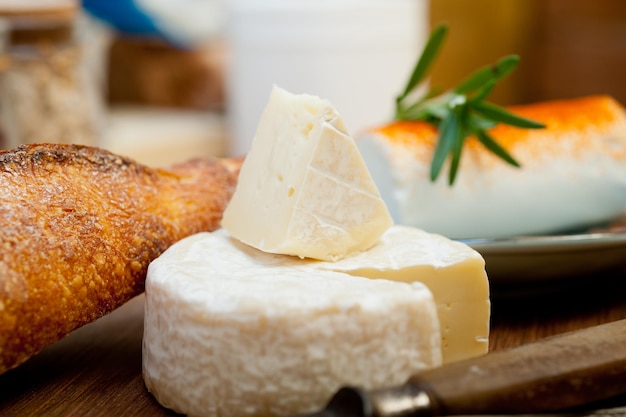 Foto close-up van brood op een bord op tafel