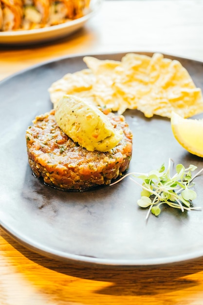 Close-up van brood op een bord op tafel