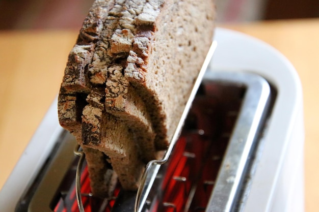 Foto close-up van brood op een broodrooster