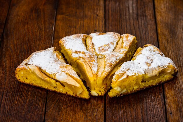 Foto close-up van brood op een houten tafel