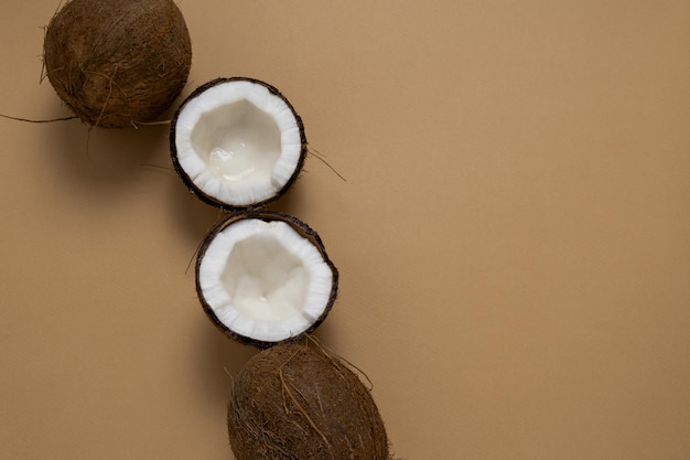 Close-up van brood op tafel tegen een witte achtergrond